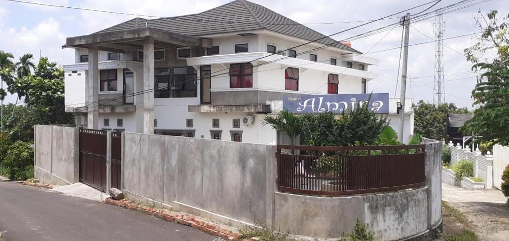 Almira Homestay Jambi Exterior photo
