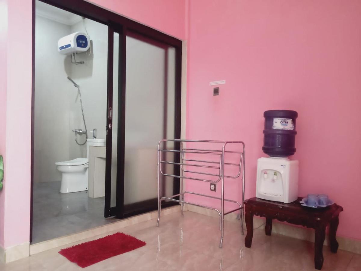 Almira Homestay Jambi Exterior photo